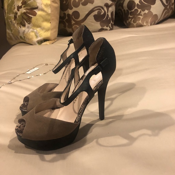 Chinese laundry heels! Perfect for holidays - Picture 3 of 6